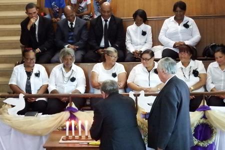 7 SeremoniÃ«le kerse is deur elke streeksverteenwoordiger aangesteek 